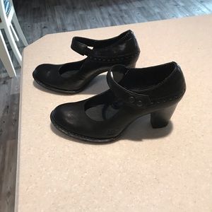 Ladies brand new “Born” heels pumps